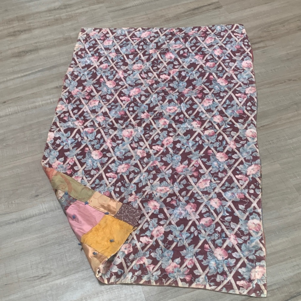 Handcrafted Patchwork Quilt with Multicolor Design - Picture 5 of 7